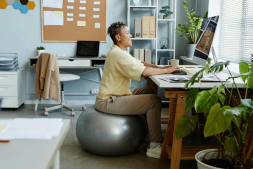 Studierende bei der Bearbeitung von Budgetplanungsaufgaben